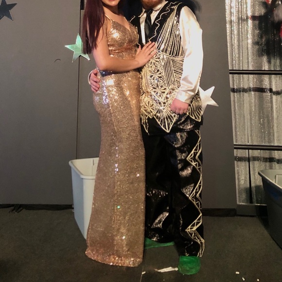 Formal dress only worn once for 3 hours smoke free - Picture 3 of 4